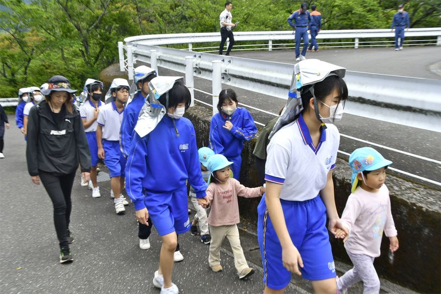 子どもたち約330人が参加した合同避難訓練(越知町越知甲)
