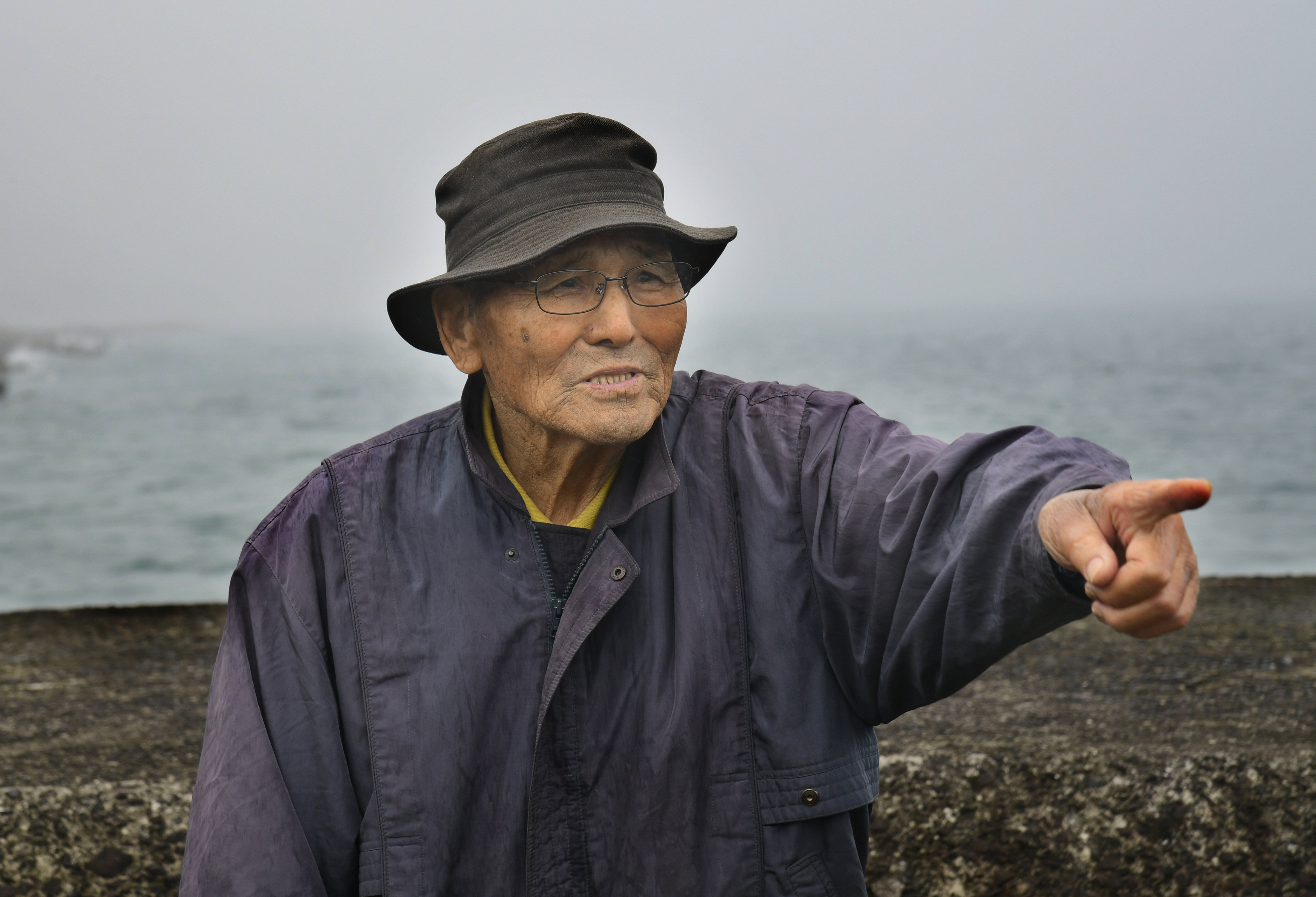 浜辺で語る長岡友久さん（室戸市佐喜浜町＝飯野浩和撮影）