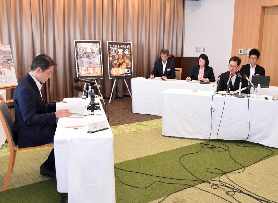 南海トラフ地震対策などについて意見を交わす中村知事＝左＝と浜田知事（南国市内のホテル）