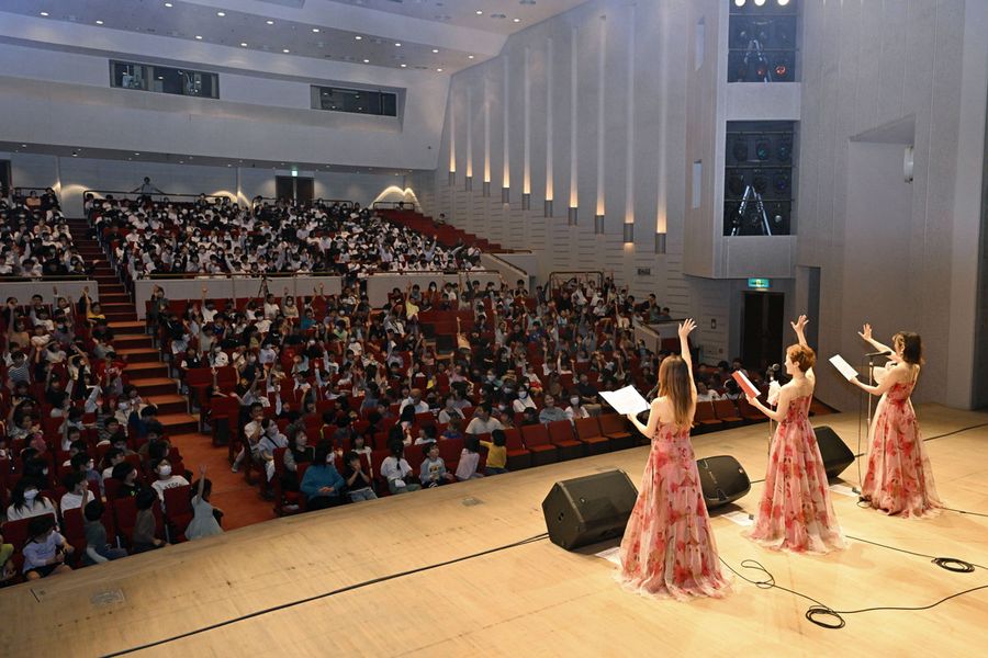 土佐清水市内の全児童・生徒を招いて行われたボーカルユニット「ルミナス」の総見（土佐清水市寿町の市民文化会館）
