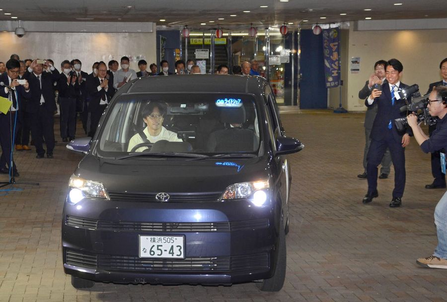 ライドシェアの出発式で走り出す自家用車（神奈川県三浦市の三崎漁港）
