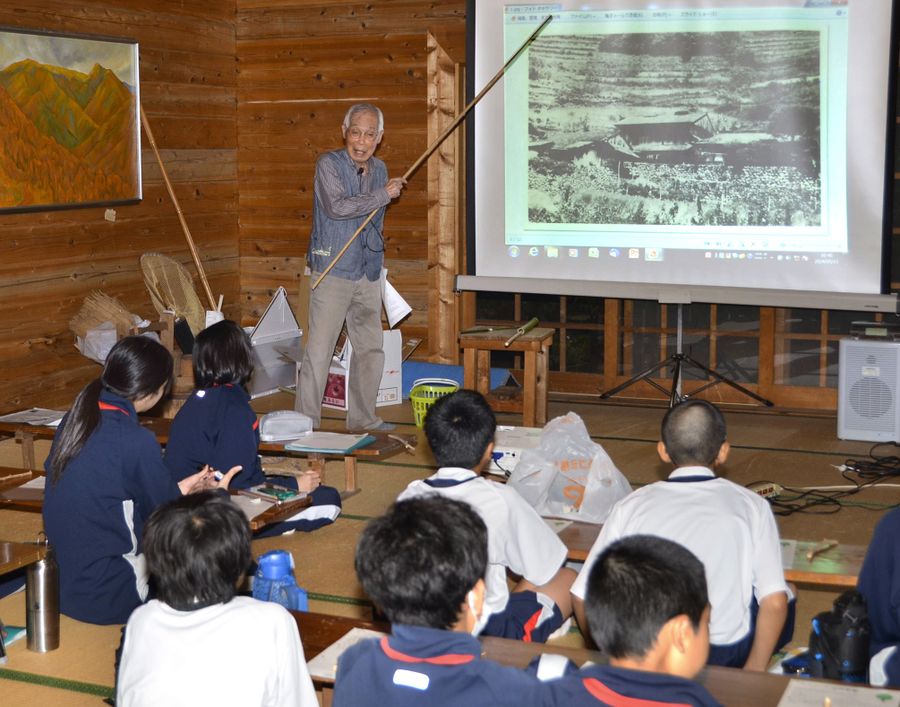 元住民の梅木昭話さんがかつての山の暮らしを伝えた授業（芸西村久重甲）