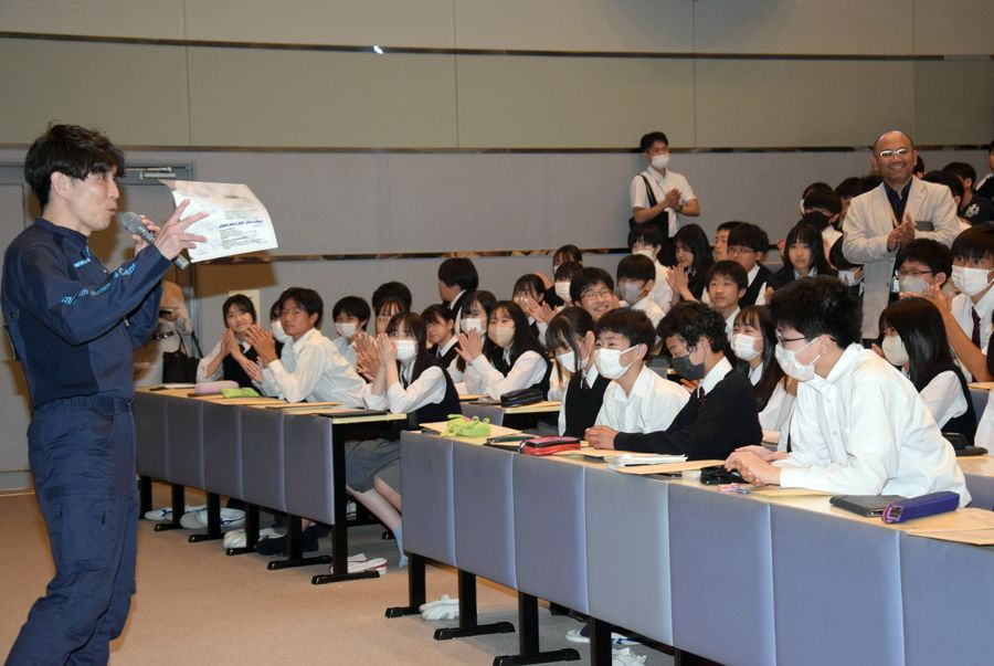 看護師の仕事の魅力について語る大麻康之さん（左）と生徒ら（高知市北中山の土佐塾中学校）
