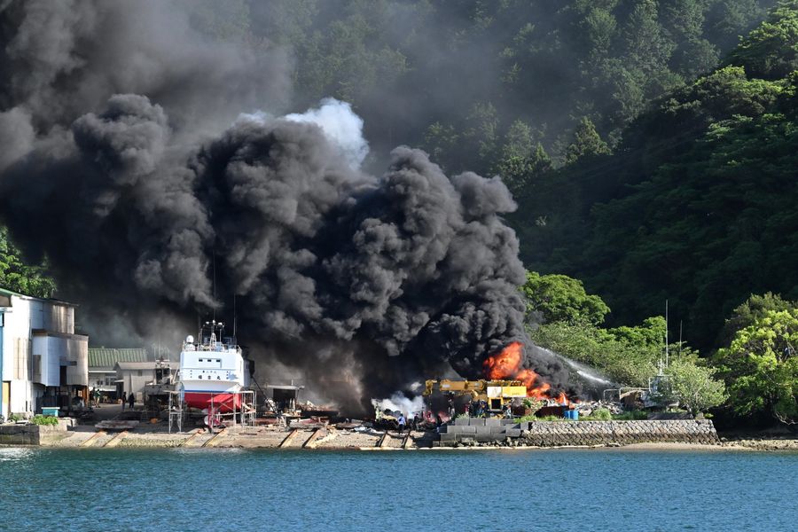 黒煙が上がる造船所の火災現場(16日午後4時20分ごろ、土佐清水市浦尻)