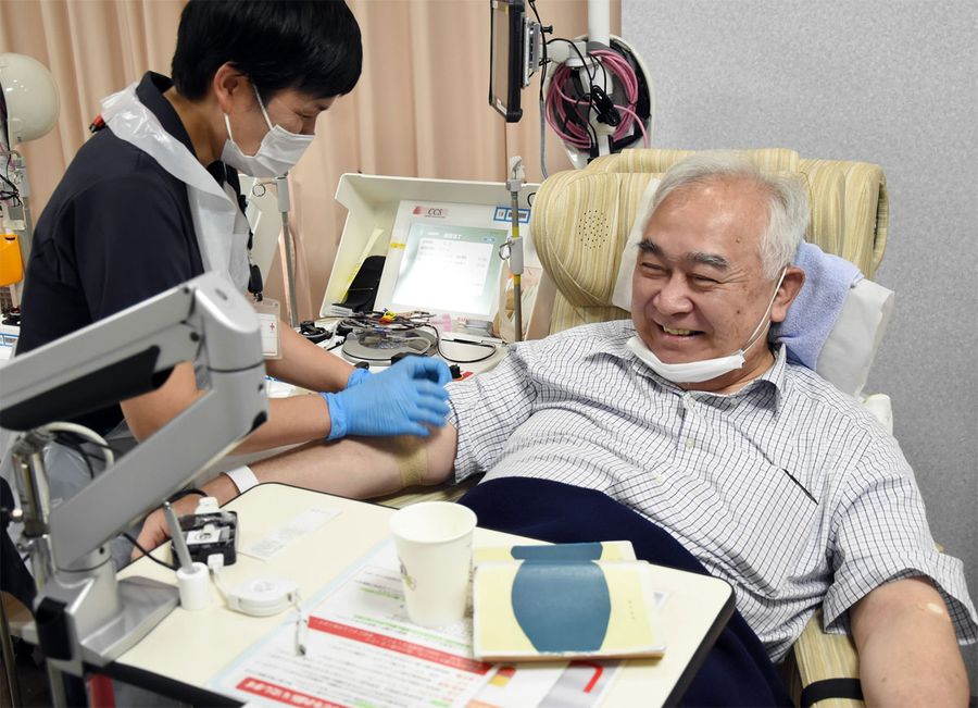 千回目の献血を終えた和田清歳さん(高知市のハートピアやまもも)