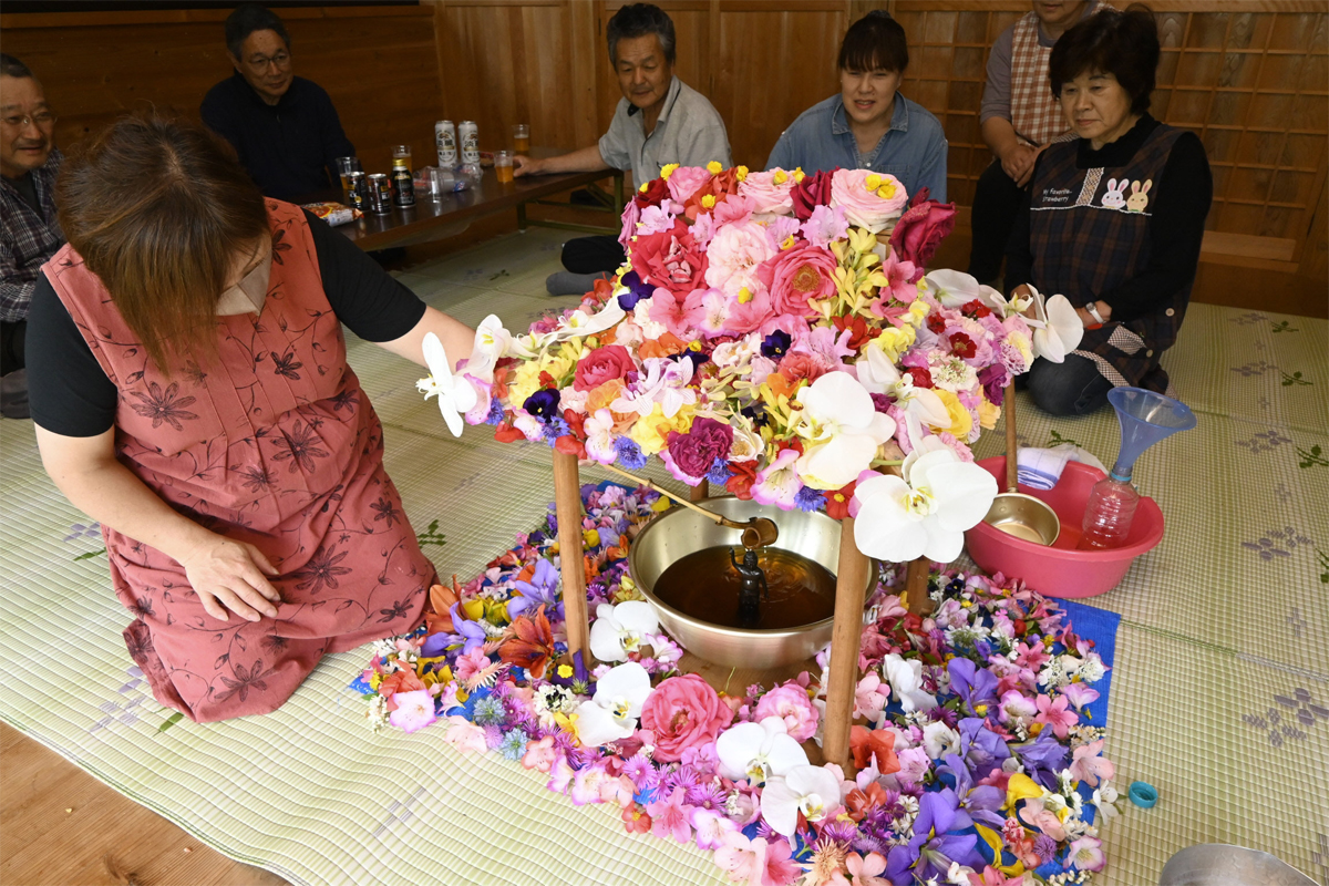 お釈迦様の誕生を生花で祝う 西土佐大宮で花祭り 高知県四万十市