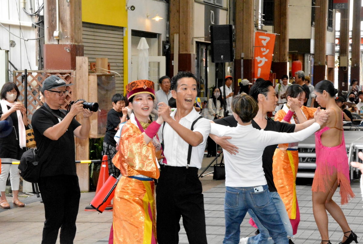 商店街がダンスホールに プロが競演、観客魅了 高知市 | 高知新聞