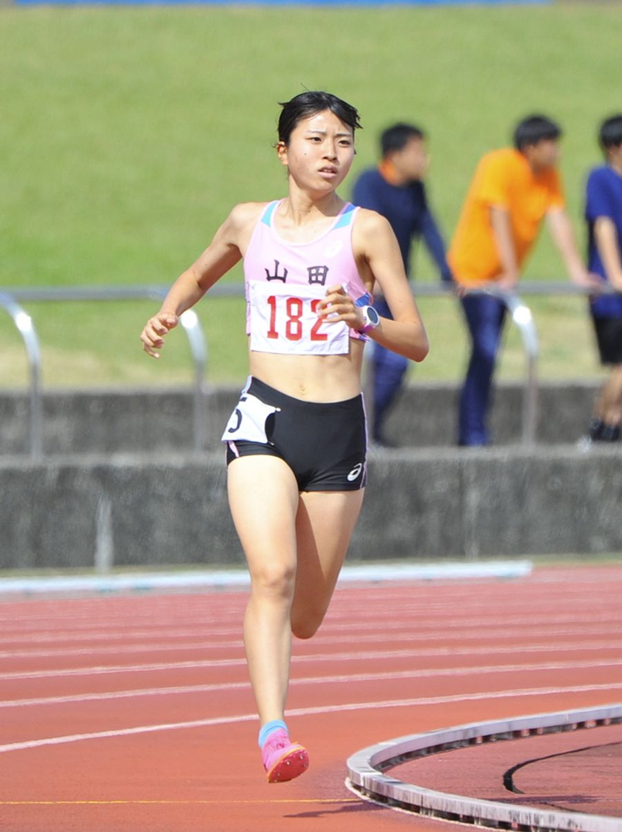 【女子１５００メートル決勝】４分１７秒９２の県新、県高校新記録で優勝した山田・穂岐山芽衣（春野陸上競技場）