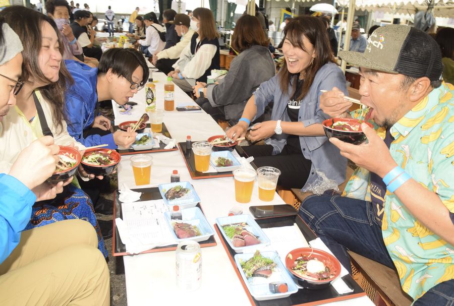 初ガツオをぱくり。「うまい！」と笑顔の来場者たち（写真はいずれも中土佐町久礼）