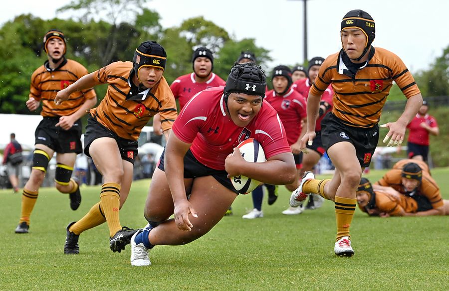 【ラグビー決勝　中央―土佐塾】前半１５分、中央のサムエラ＝中央＝が２２メートル付近で土佐塾の守備を突き破りトライ。１０―３とリードを広げる（春野多目的Ｇ＝新田祐也撮影）