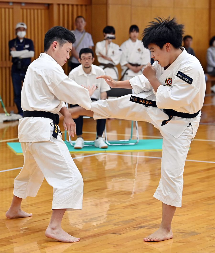 【少林寺拳法　男子組演武】気迫のこもった演武をする高知工の大西＝右＝・窪田組（高知工高＝森本敦士撮影）