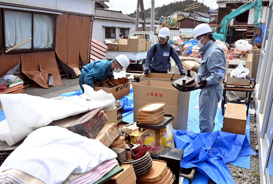 能登半島地震の被災地で活動するボランティアら(写真はいずれも石川県輪島市内)