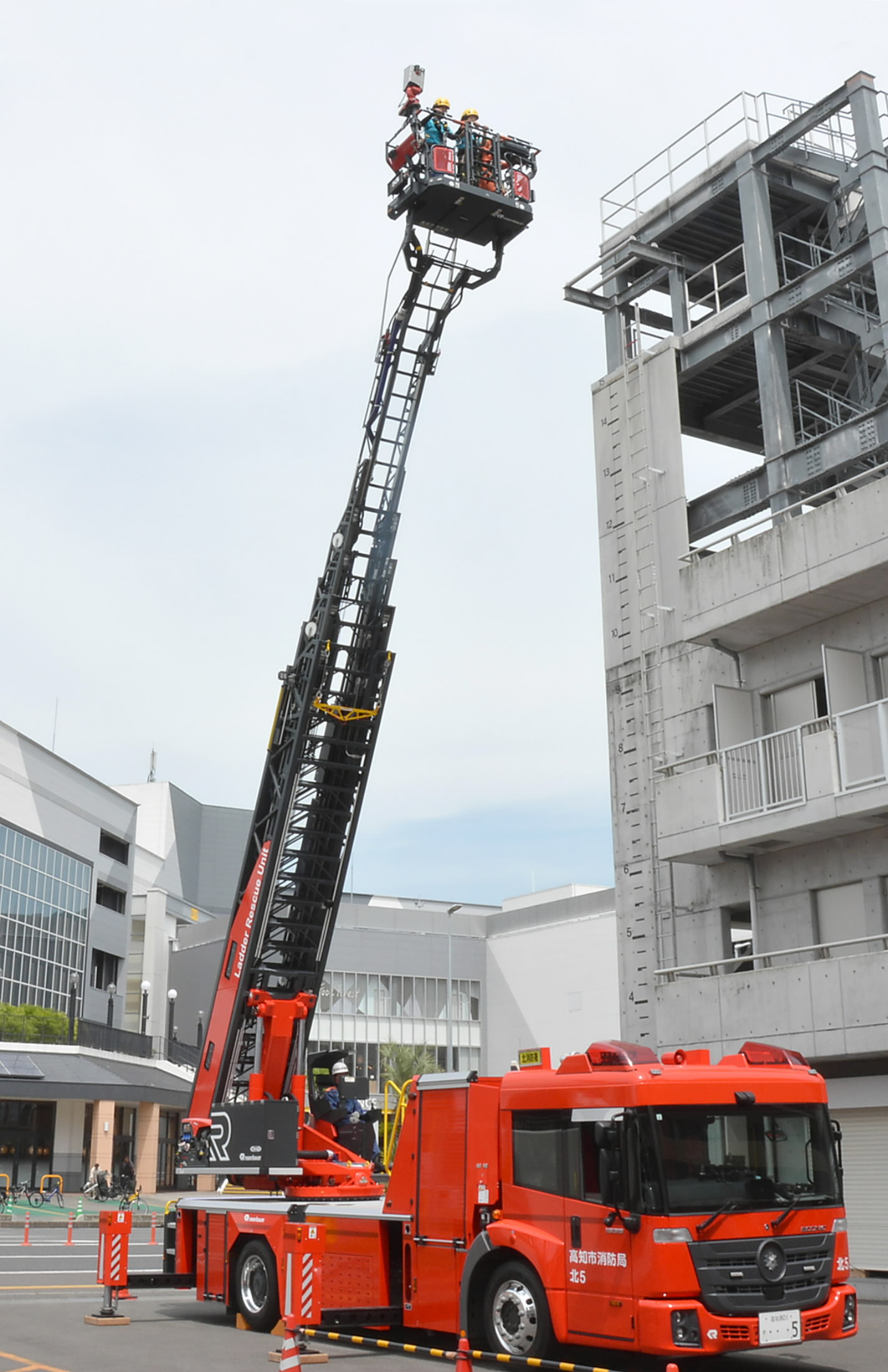 最新はしご車披露 高知市北消防署で7月運用 | 高知新聞