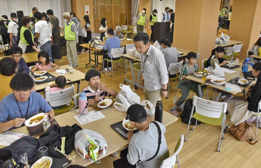 多くの住民らが参加した地域食堂「きぼうのれん」(写真はいずれも南国市の「たちばなの里」)