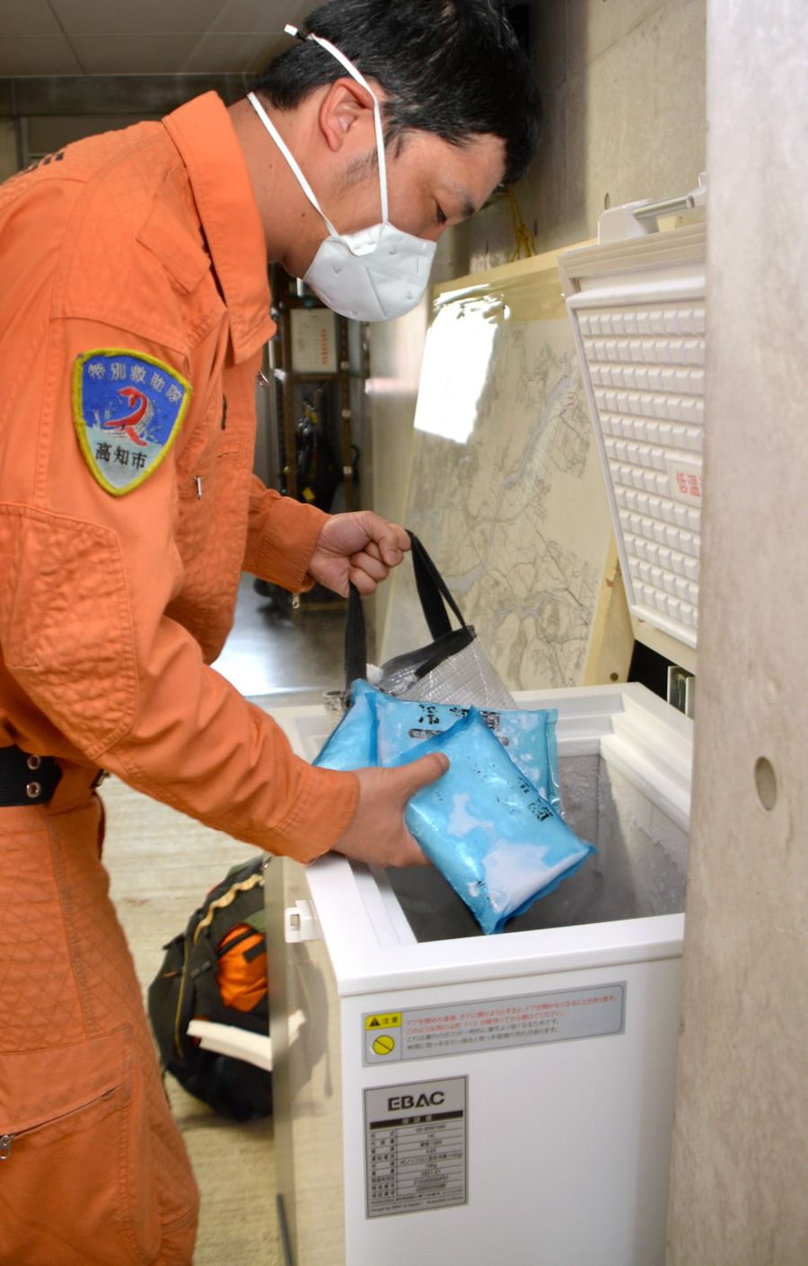 保冷剤入れとして活用されているワクチン保管用の冷凍庫（高知市の東消防署）