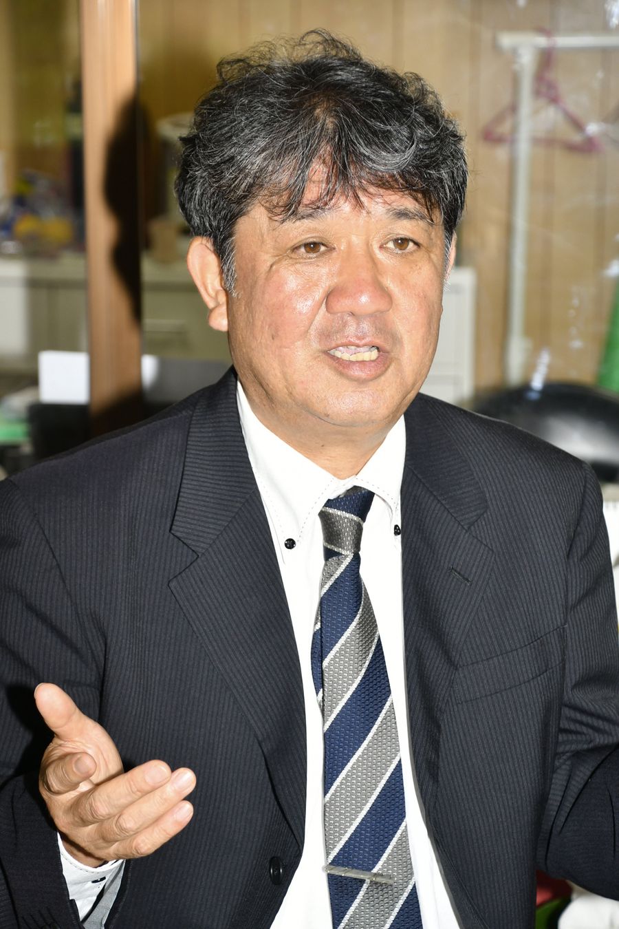 「村民の意見を反映させる村政運営を行う」と話す松岡一宏氏（日高村本郷）