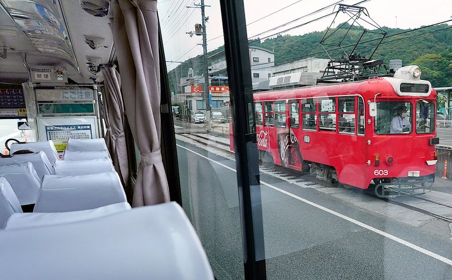 路線バスと並走する路面電車(いの町内)
