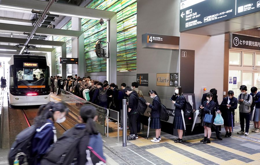 ＪＲ富山駅を貫くＬＲＴの乗り場（富山市明輪町）