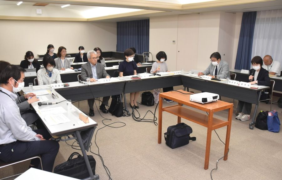 不妊治療の支援について話し合った有識者検討会(高知市本町5丁目の高知共済会館)