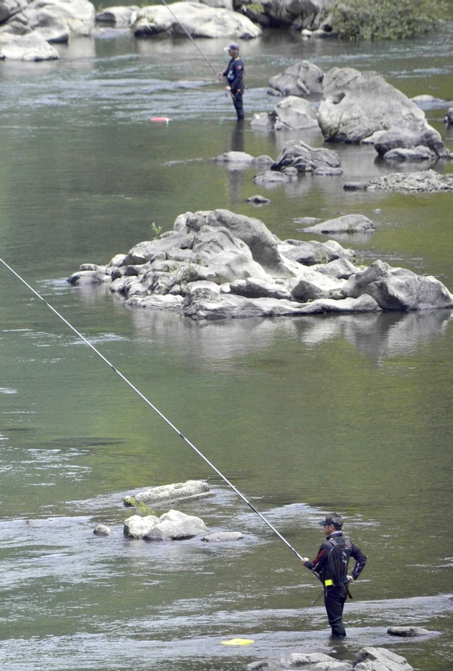 アユ漁第２陣解禁の午前、さおを出す釣り人たち（四万十町大正の梼原川）