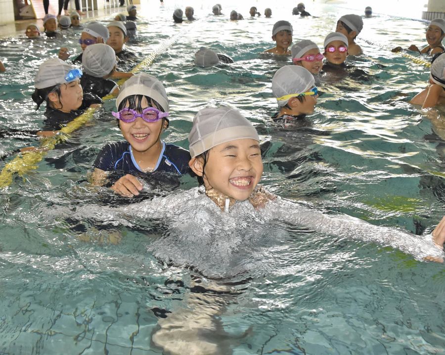 プールを楽しむ長岡小の児童たち(南国市の「ながおか温泉」)