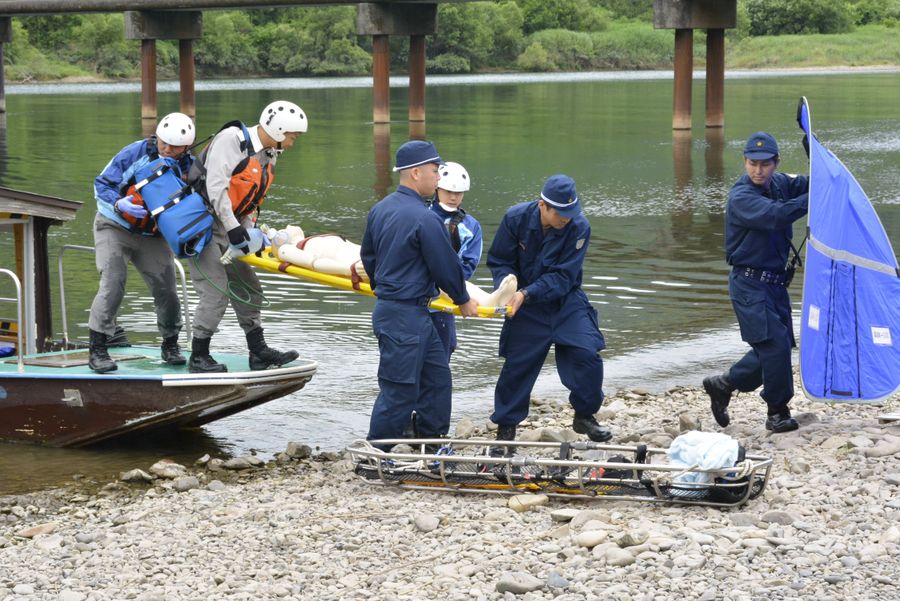 要救助者役の模型を搬送する四万十消防署員ら(四万十市三里)