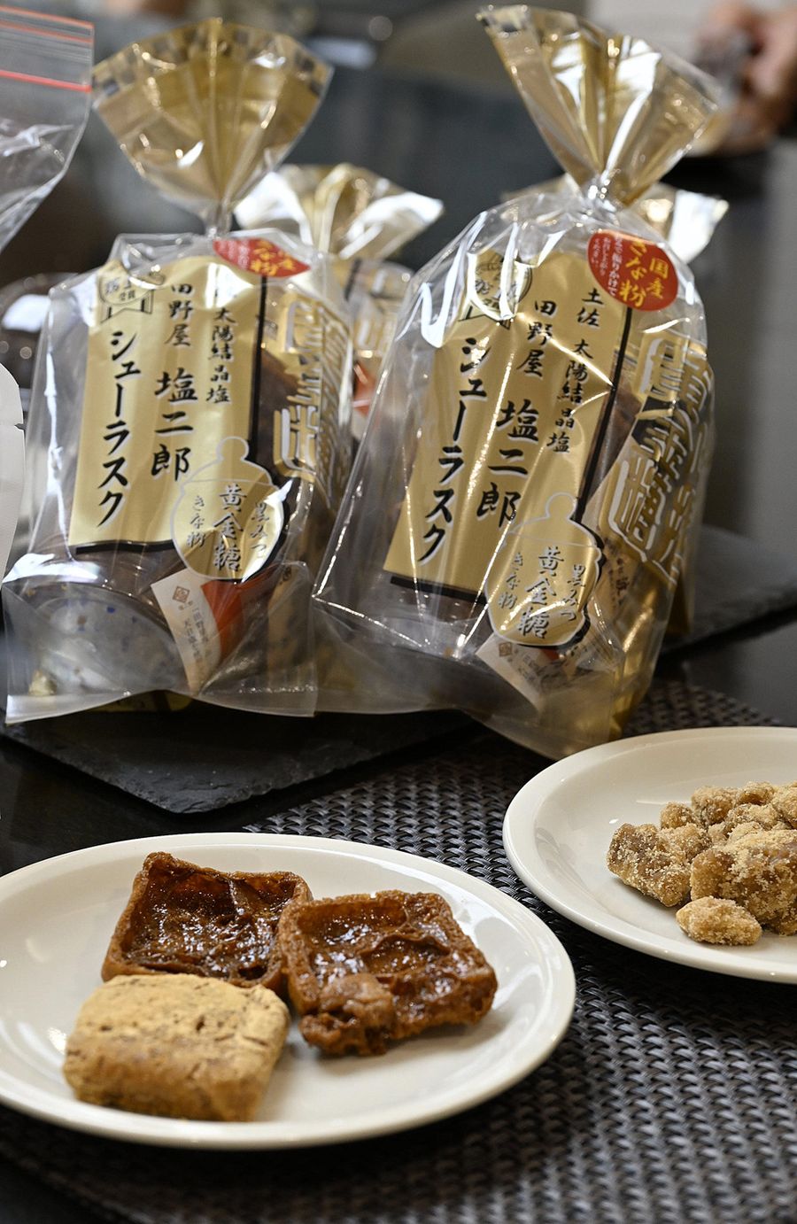 足摺黄金糖を使った新商品のシューラスク(土佐清水市役所)