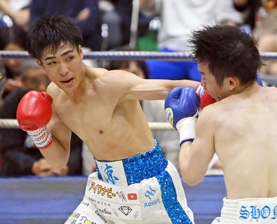 沖吉優太＝右＝を攻める市原涼（セリーズ体育館＝森本敦士撮影）