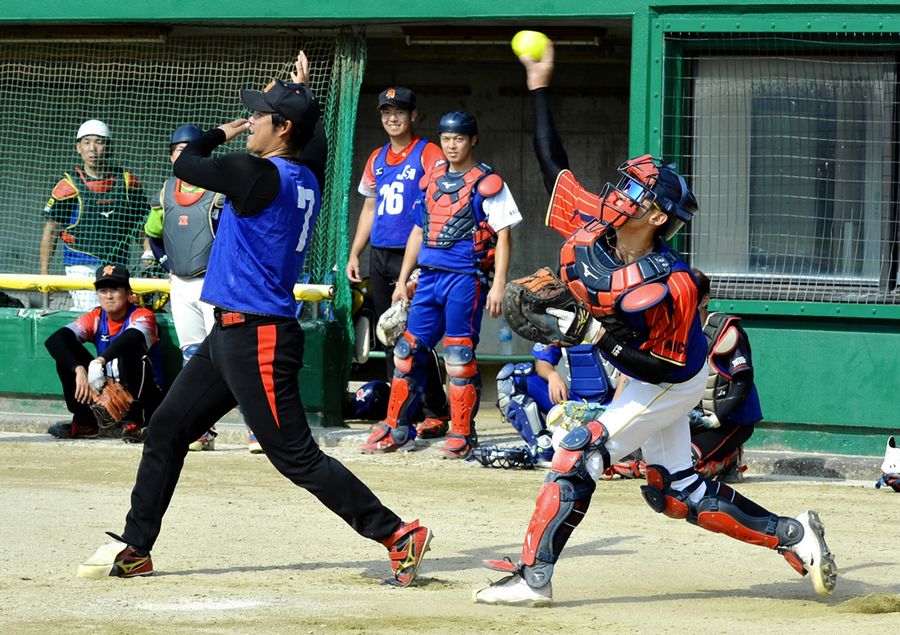 ソフトボール男子日本代表選考会がスタート。二塁送球のスピード計測に臨む捕手陣（春野運動公園）