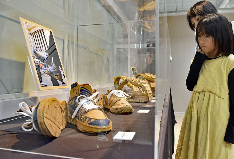 原寸大で本物そっくりのスニーカー（南国市の「海洋堂ＳＦ」