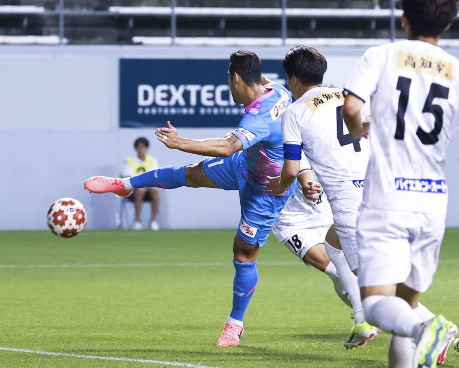 後半、自身２点目となる決勝ゴールを決める鳥栖・ビニシウスアラウージョ（左）