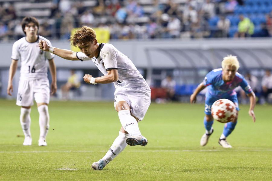 【２回戦　鳥栖―高知ユナイテッドＳＣ】前半４４分、高知Ｕ・小林心がＰＫをゴール左上に蹴り込み、１―１に追い付く（写真はいずれも佐賀県鳥栖市の駅前不動産スタジアム）