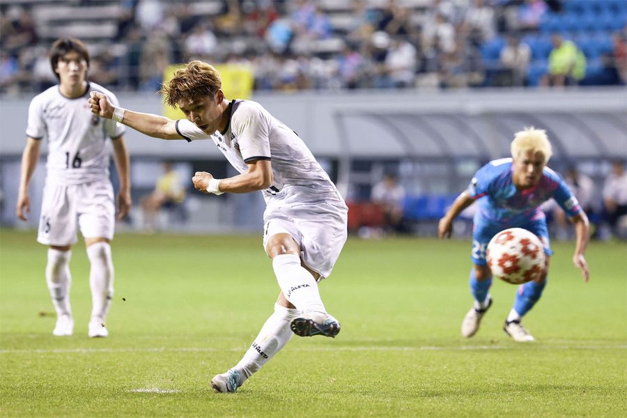 【２回戦　鳥栖―高知ユナイテッドＳＣ】前半４４分、高知Ｕ・小林心がＰＫをゴール左上に蹴り込み、１―１に追い付く（駅スタ）