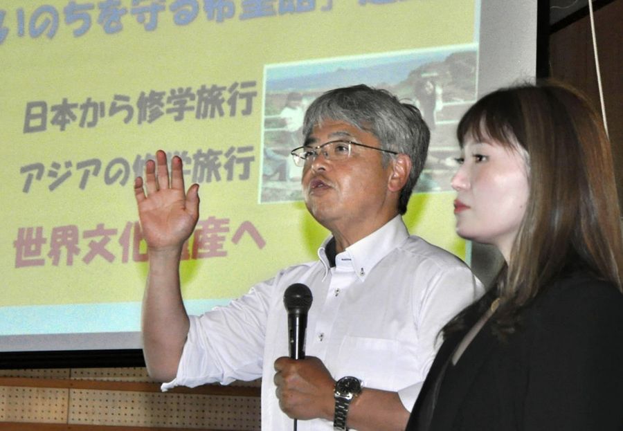 被災時や石碑建立の活動などを説明した阿部一彦さん（左）と伊藤唯さん＝いの町の伊野中学校