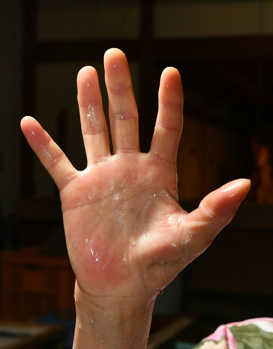 紙すきの原料に毎日、手を浸してきた。感覚を保つため、冬も素手で振るう（写真はいずれもいの町の紙の博物館）