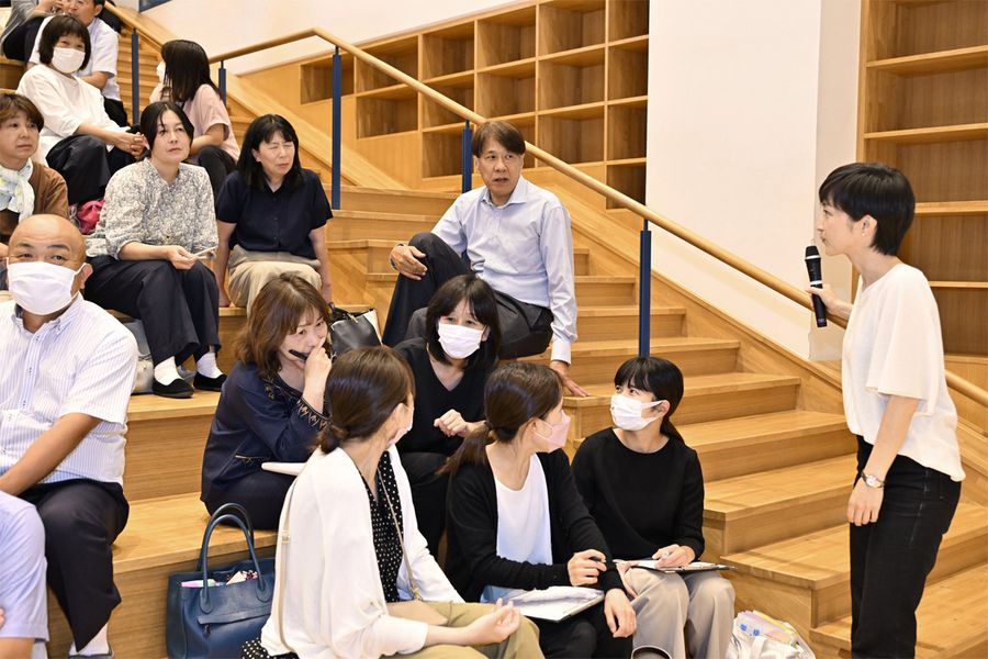 「自分のクラスで何が起こるか、児童一人一人の顔を思い浮かべて考えて」と話す慶応大の大木聖子准教授(写真はいずれも土佐清水市の清水小)