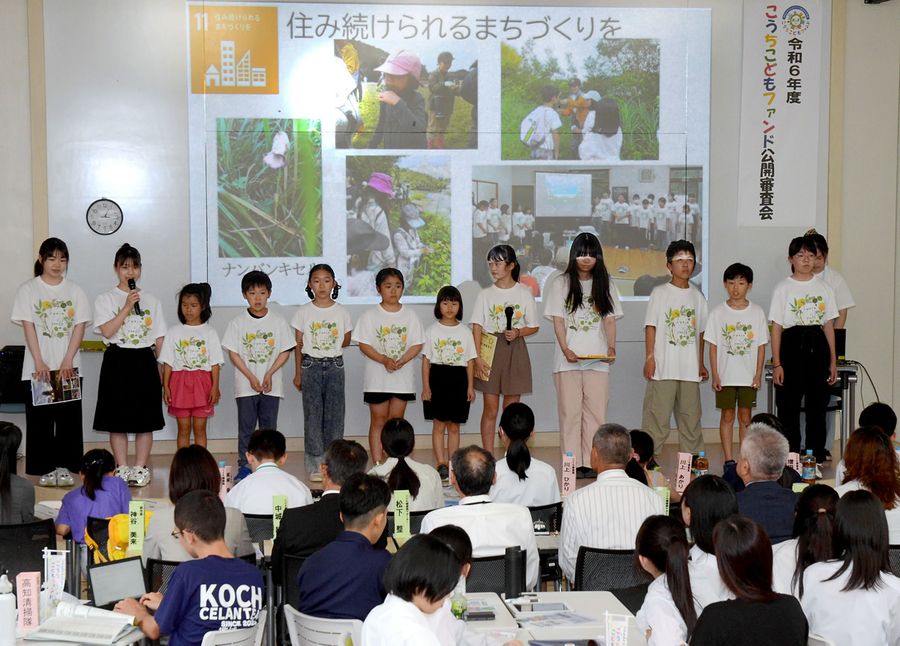 活動計画を発表する子どもたち（高知市の高知大学朝倉キャンパス）