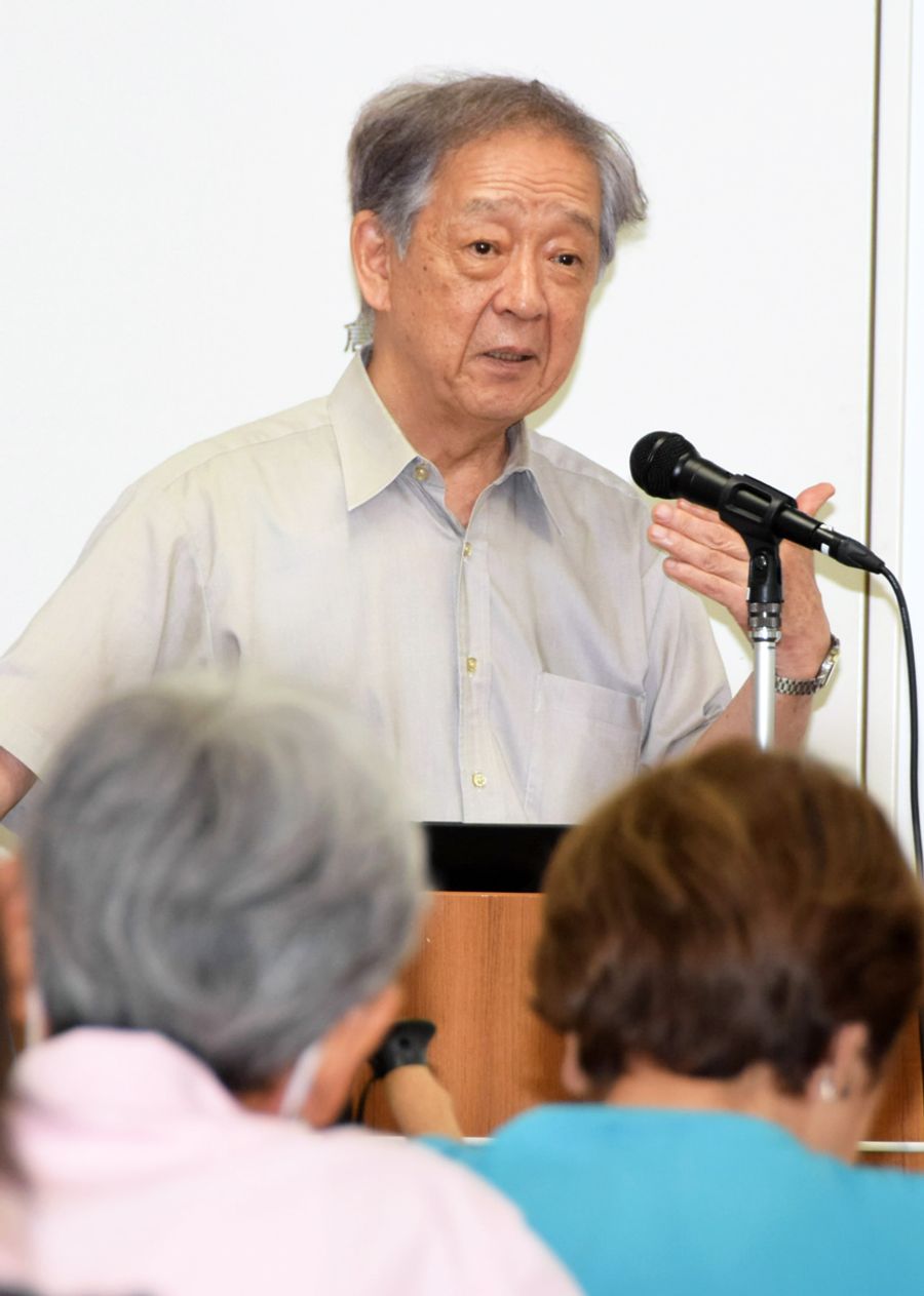 オウム真理教や旧統一教会について話す島薗進さん（高知市本町４丁目の県民文化ホール多目的室）