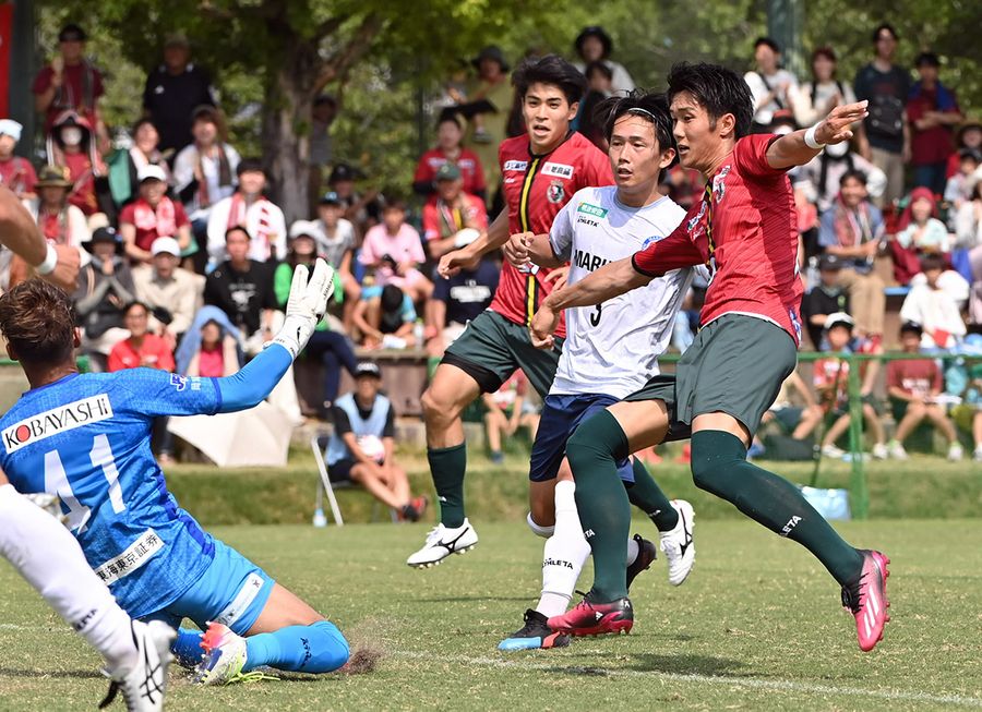 【高知ユナイテッドＳＣ―ＦＣマルヤス岡崎】０―０の後半４０分、高知Ｕ東家＝右端＝が決勝ゴールを決める（春野球技場＝森本敦士撮影）