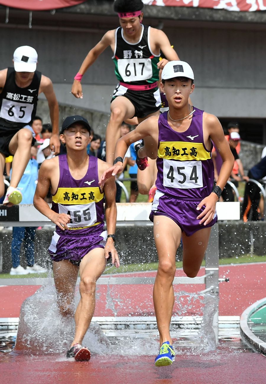 【男子３０００メートル障害決勝】優勝した高知工・西内祐仁＝右＝と、西内に追走し４位に入ったチームメートの木村響＝手前左（春野陸上競技場＝新田祐也撮影）