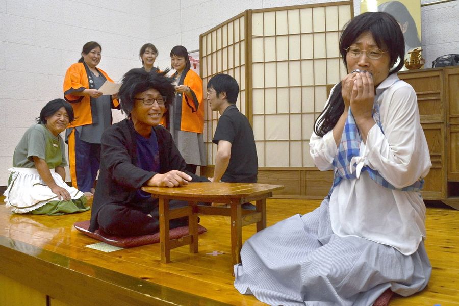 定期公演に向け、練習に熱が入る杉ぼっくりのメンバー（馬路村の魚梁瀬多目的施設）