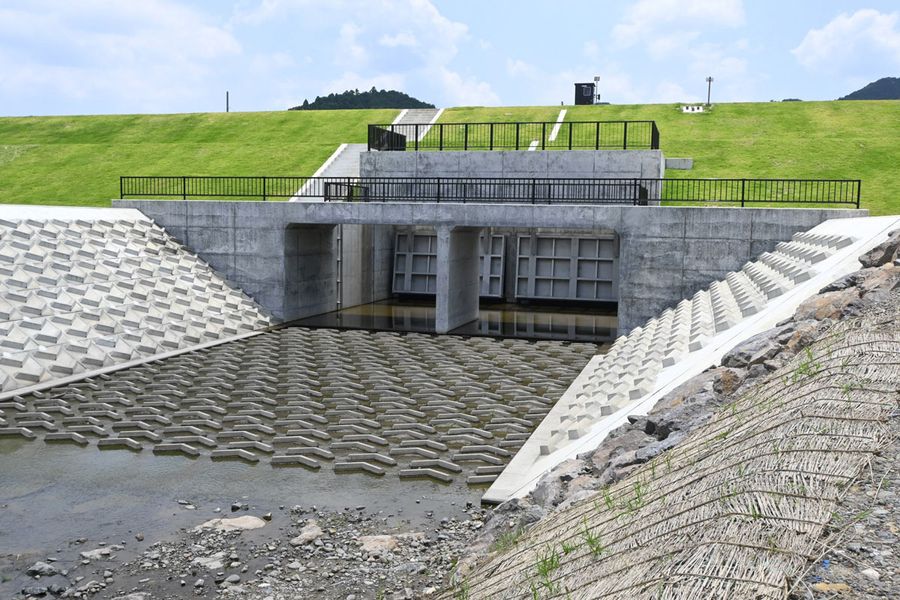 四万十市入田に完成した新樋門と導水路（四万十川側から撮影）