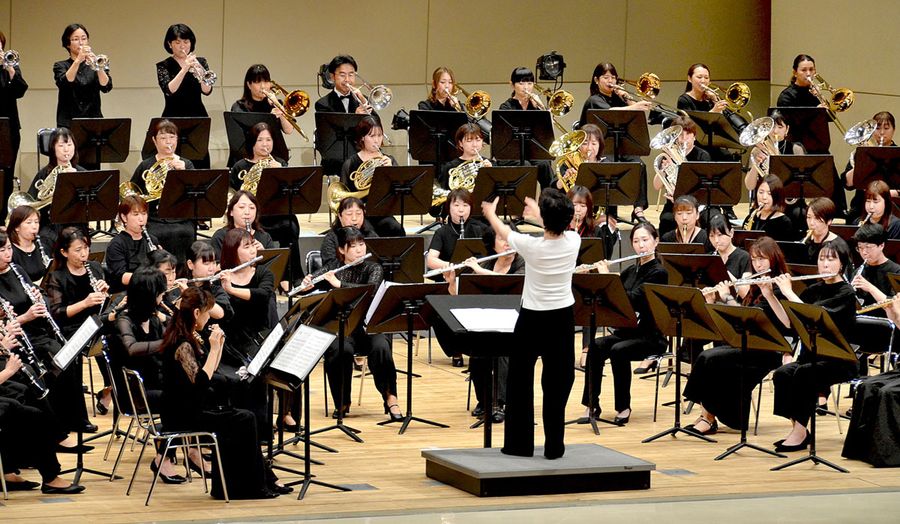 のびのびと演奏する土佐女子中高のＯＧたち。３曲を披露した（高知市本町４丁目の県民文化ホール）
