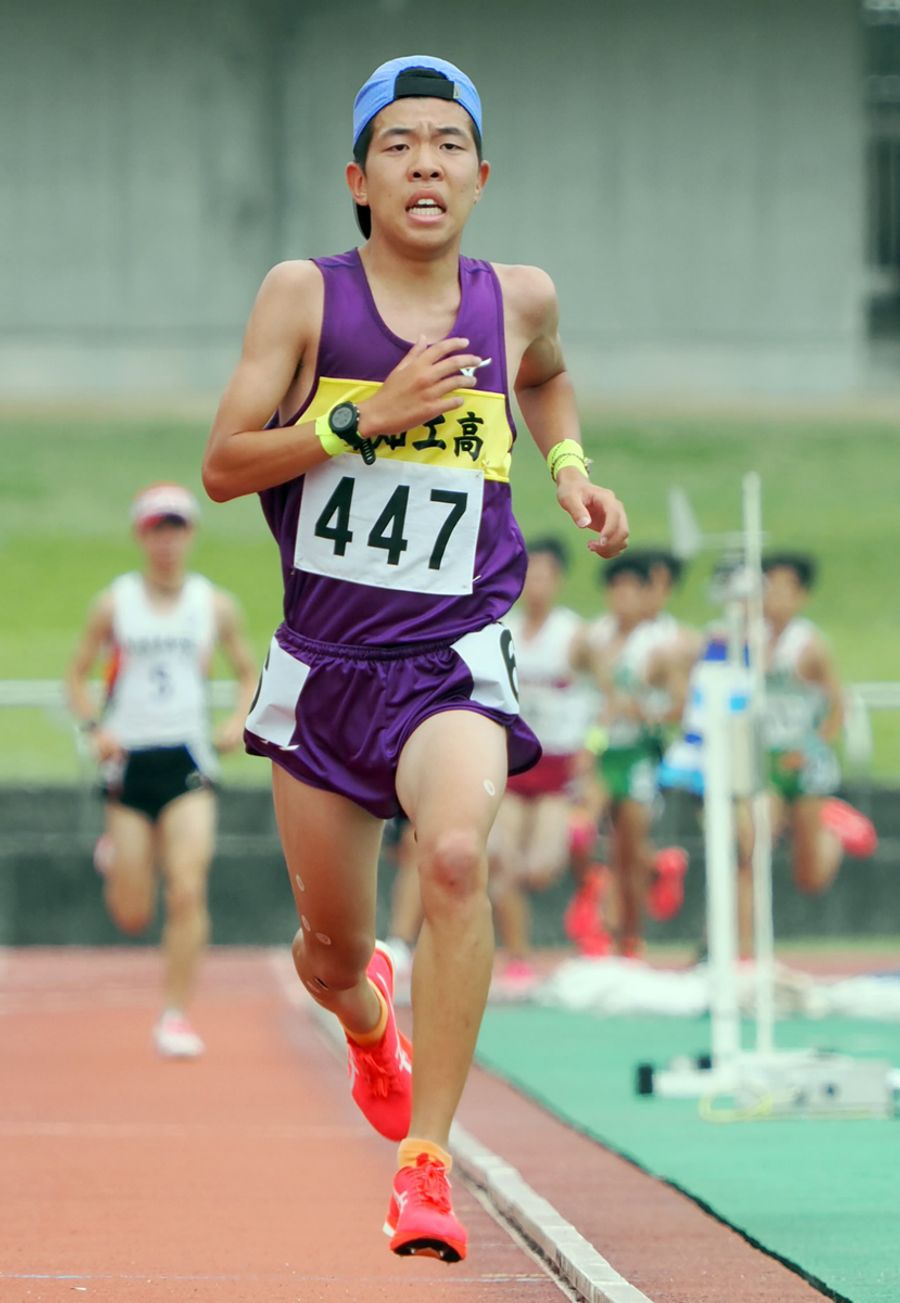【男子５０００メートル決勝】２位以下に大差をつけて優勝した高知工・高石樹（春野陸上競技場＝森本敦士撮影）