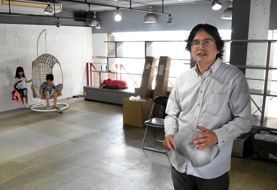 ビルの１、２階を住民の活動に貸している高知大教授の藤岡正樹さん（写真はいずれも高知市はりまや町１丁目）