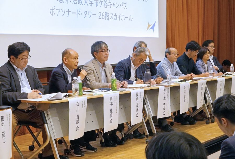 博物館の収蔵庫問題を巡るパネル討議で意見を交わす県立歴史民俗資料館の岡本桂典元副館長＝左から２番目＝ら（東京都の法政大学市ケ谷キャンパス）