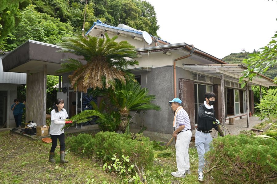 猫との共生へ啓発施設の整備を進める有志ら(四万十市中村百笑町)