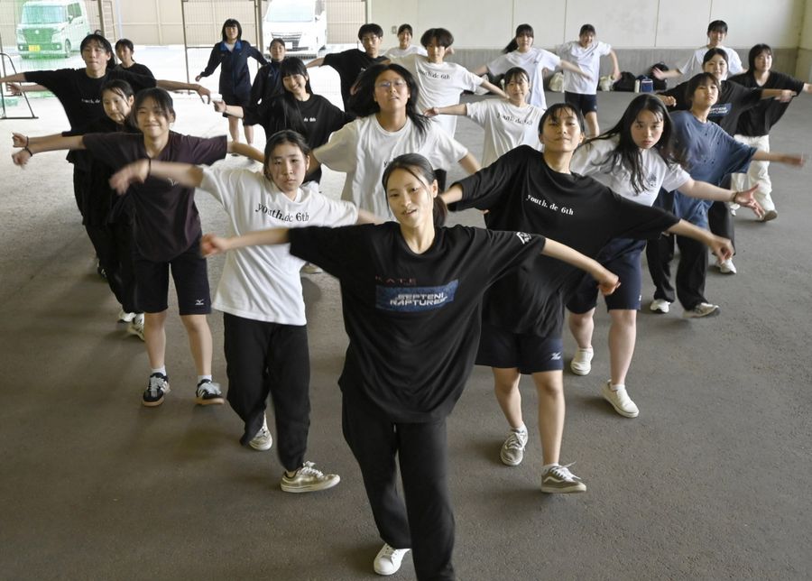 富永紗莱部長＝中央＝を先頭に練習に励む中村高校ダンス部（四万十市中村丸の内の同校）
