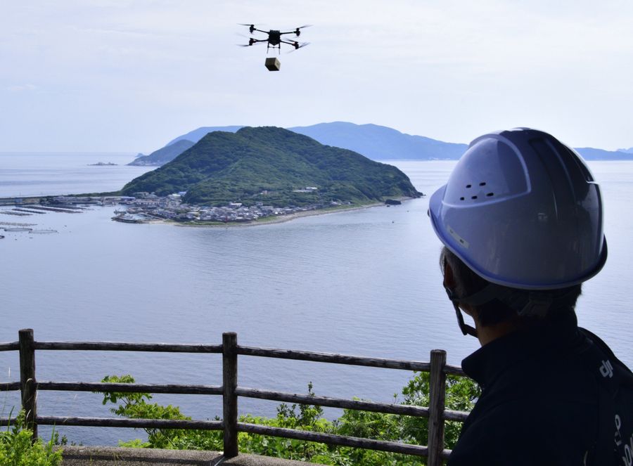 ２０キロの物資を柏島に運ぶドローン（大月町一切）