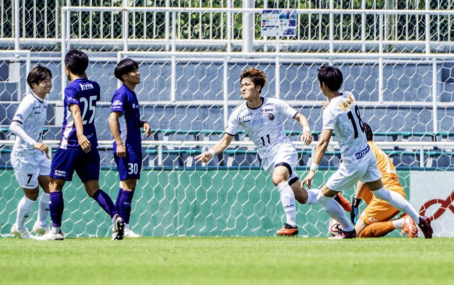 【クリアソン新宿―高知ユナイテッドＳＣ】前半１７分、カウンターから高知Ｕ・小林心（１１）がヘディングシュートを決めて先制する。右は東家、左端は樋口（東京都味の素フィールド西が丘）